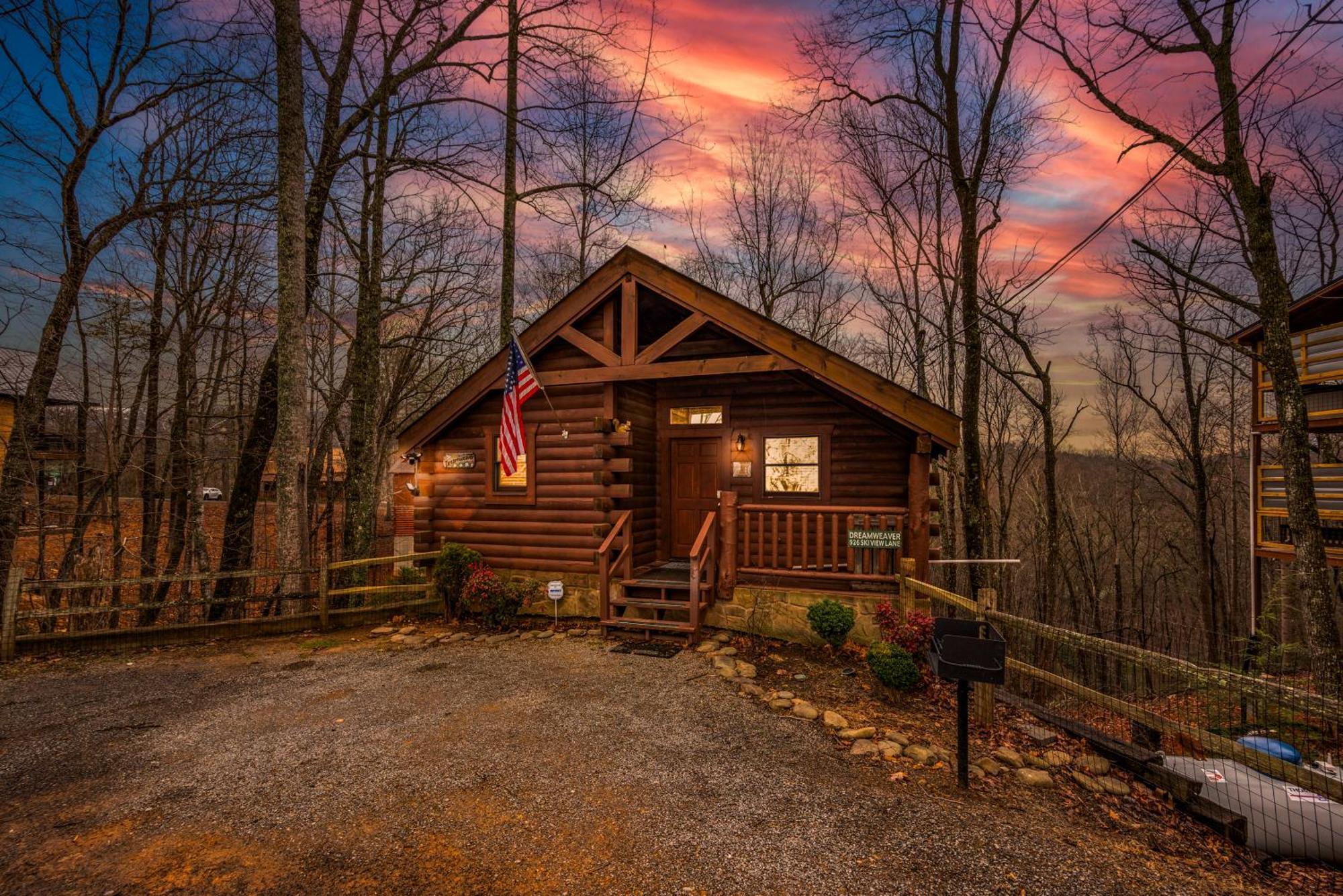 Hébergement de vacances Log Cabin, Hot Tub, Fireplace, Pool Table & Views! *
