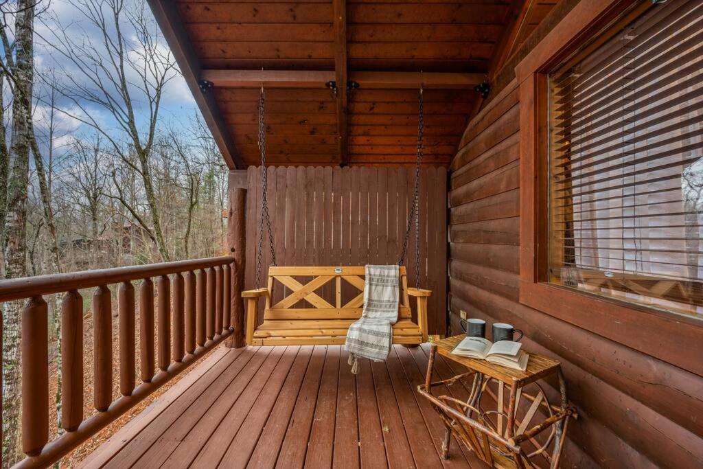 Log Cabin, Hot Tub, Fireplace, Pool Table & Views!