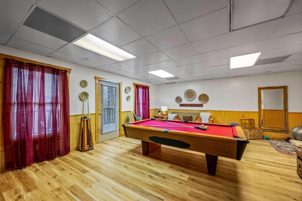 Log Cabin, Hot Tub, Fireplace, Pool Table & Views! Hébergement de vacances