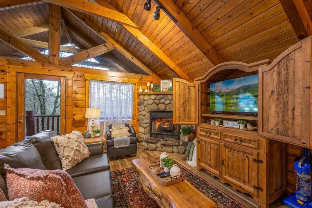Log Cabin, Hot Tub, Fireplace, Pool Table & Views! Hébergement de vacances Sevierville