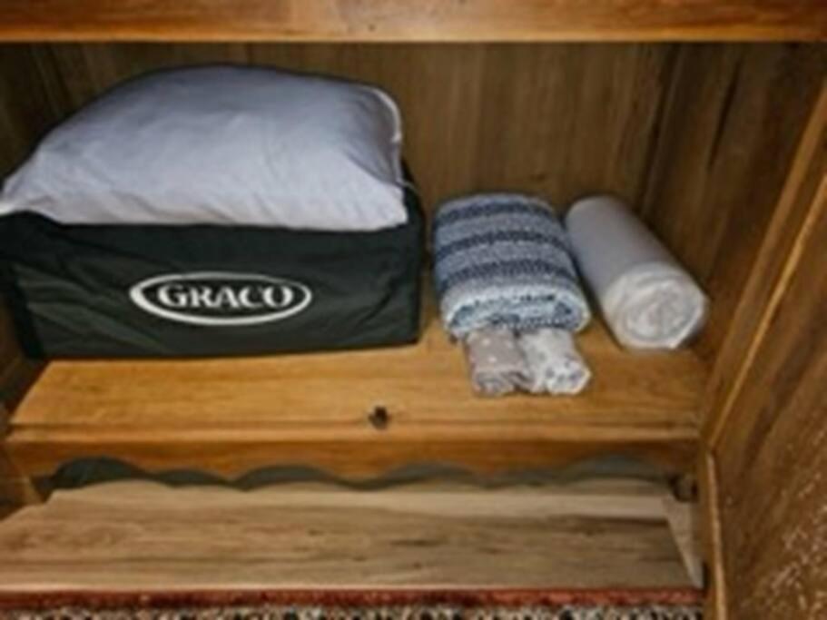 Log Cabin, Hot Tub, Fireplace, Pool Table & Views! *