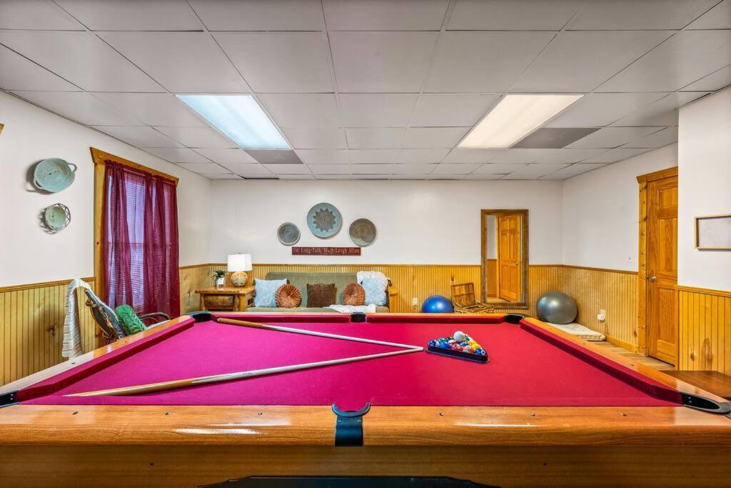 Hébergement de vacances Log Cabin, Hot Tub, Fireplace, Pool Table & Views! *