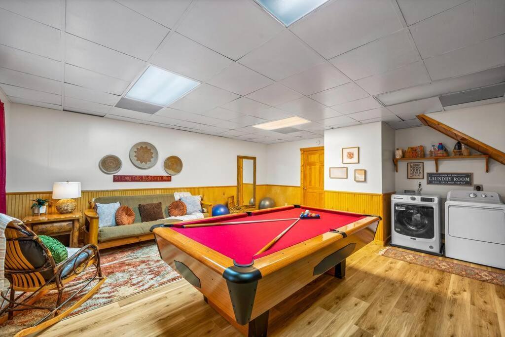 Log Cabin, Hot Tub, Fireplace, Pool Table & Views! Hébergement de vacances *