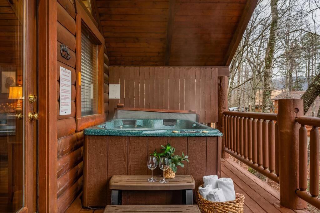 Log Cabin, Hot Tub, Fireplace, Pool Table & Views! * Sevierville