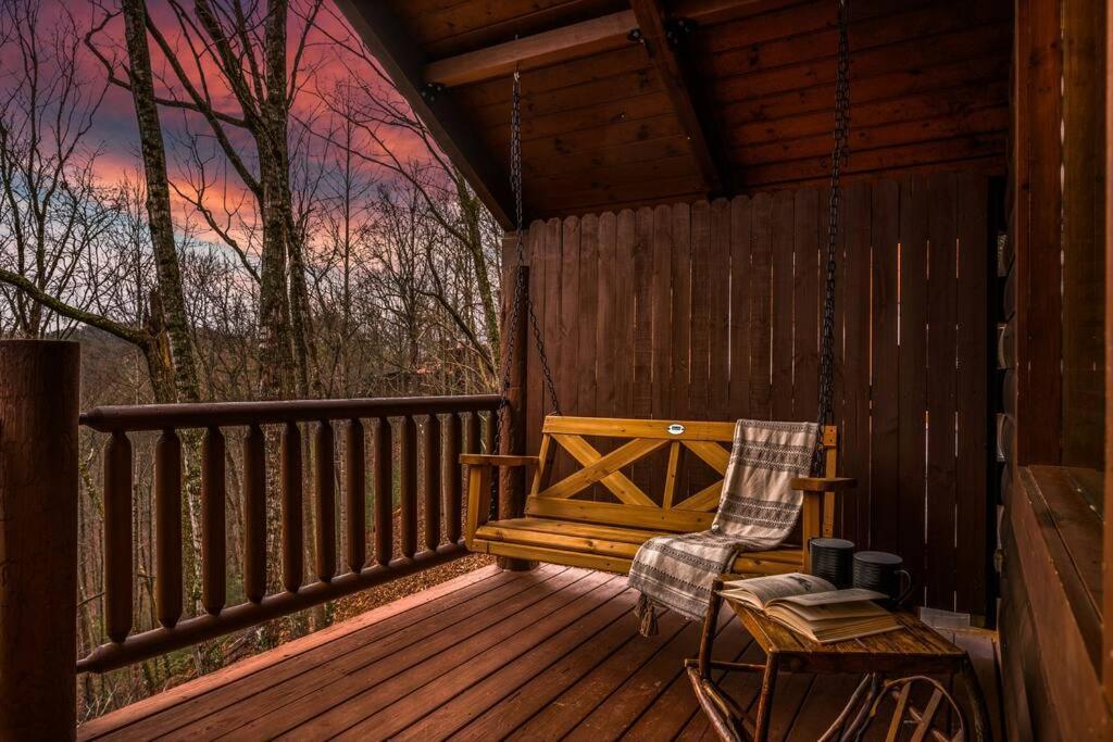 Log Cabin, Hot Tub, Fireplace, Pool Table & Views!