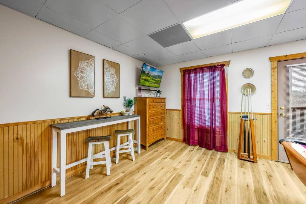 Hébergement de vacances Log Cabin, Hot Tub, Fireplace, Pool Table & Views! *
