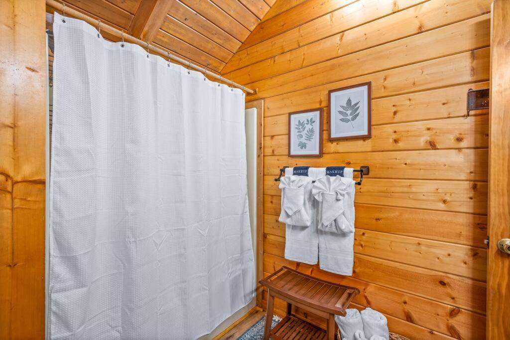 Log Cabin, Hot Tub, Fireplace, Pool Table & Views! Hébergement de vacances Sevierville