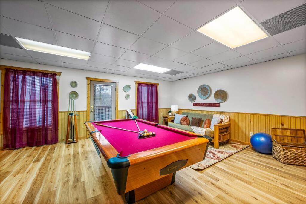 Log Cabin, Hot Tub, Fireplace, Pool Table & Views! *