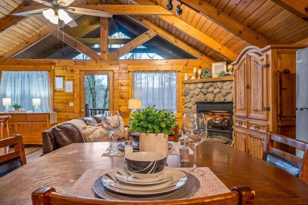 Log Cabin, Hot Tub, Fireplace, Pool Table & Views! *