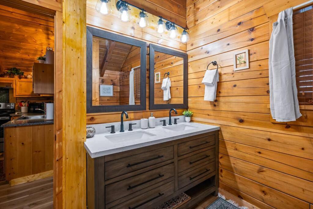 Hébergement de vacances Log Cabin, Hot Tub, Fireplace, Pool Table & Views!