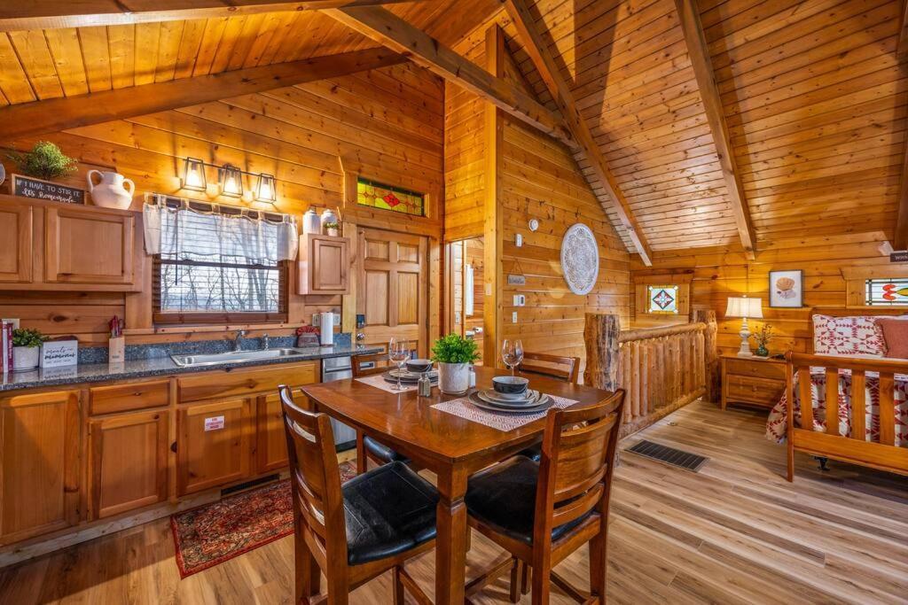 Hébergement de vacances Log Cabin, Hot Tub, Fireplace, Pool Table & Views! Sevierville