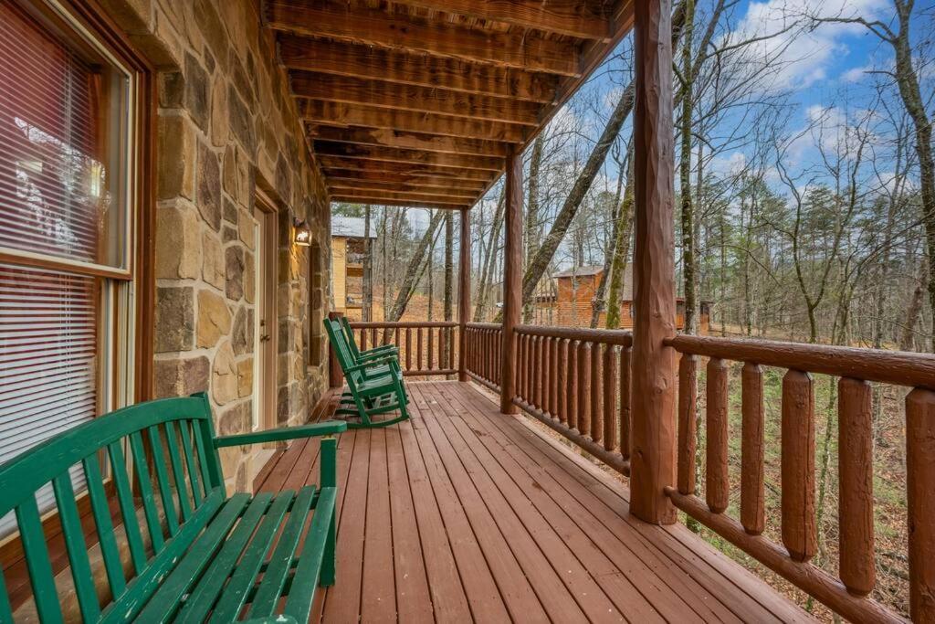 Log Cabin, Hot Tub, Fireplace, Pool Table & Views! * Sevierville