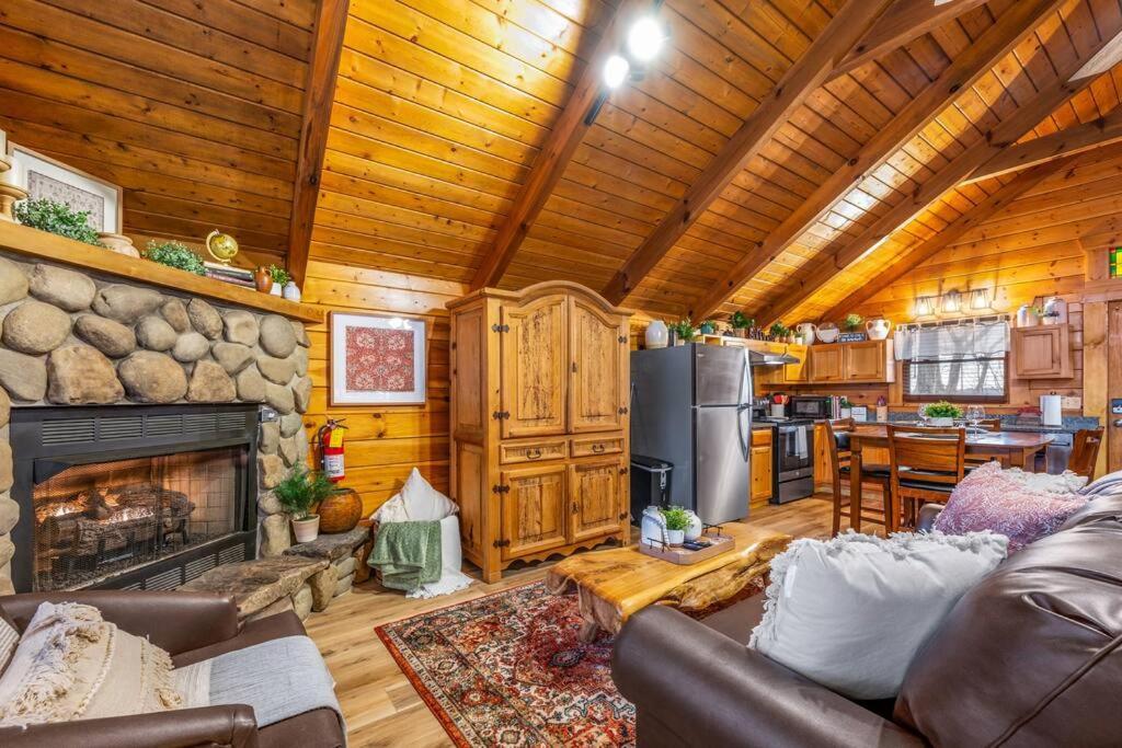 Log Cabin, Hot Tub, Fireplace, Pool Table & Views! Hébergement de vacances