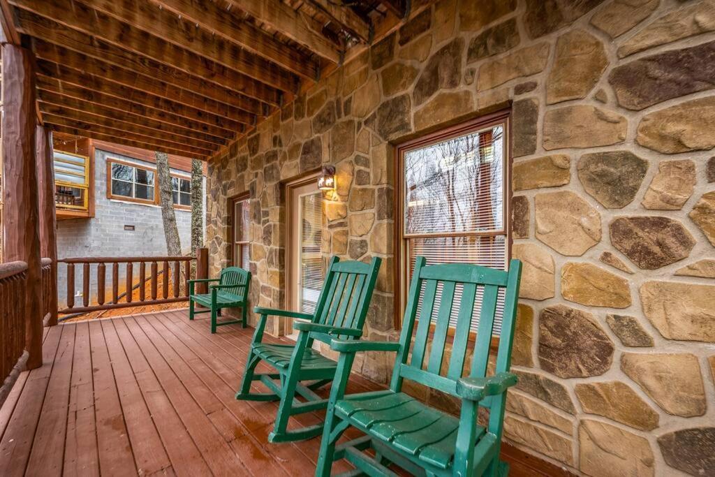 Hébergement de vacances Log Cabin, Hot Tub, Fireplace, Pool Table & Views! *