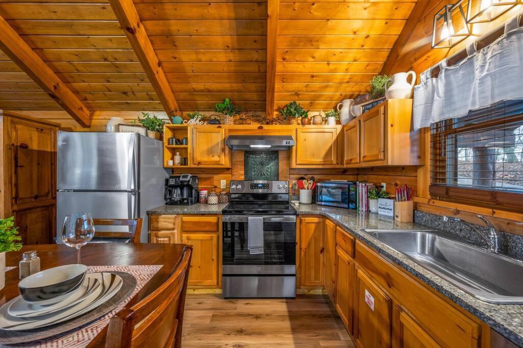 Log Cabin, Hot Tub, Fireplace, Pool Table & Views! *