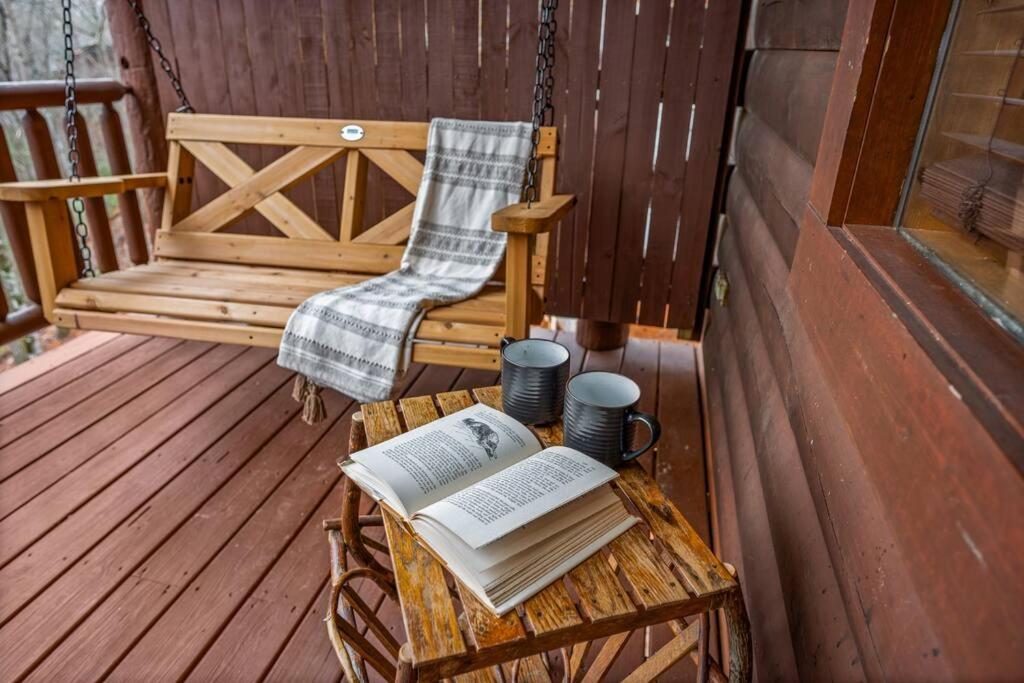 Log Cabin, Hot Tub, Fireplace, Pool Table & Views! * Sevierville