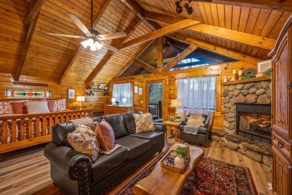 Log Cabin, Hot Tub, Fireplace, Pool Table & Views! Hébergement de vacances