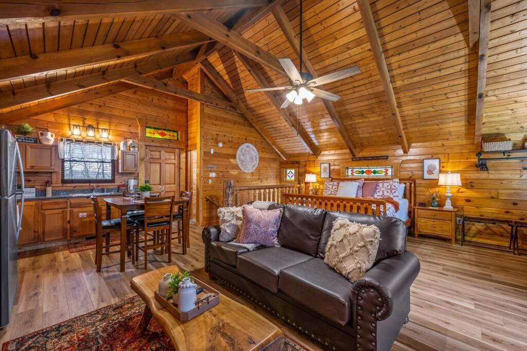 Hébergement de vacances Log Cabin, Hot Tub, Fireplace, Pool Table & Views!