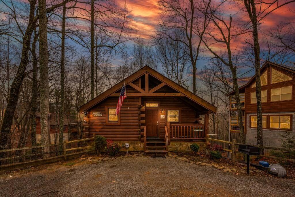 Hébergement de vacances Log Cabin, Hot Tub, Fireplace, Pool Table & Views! *