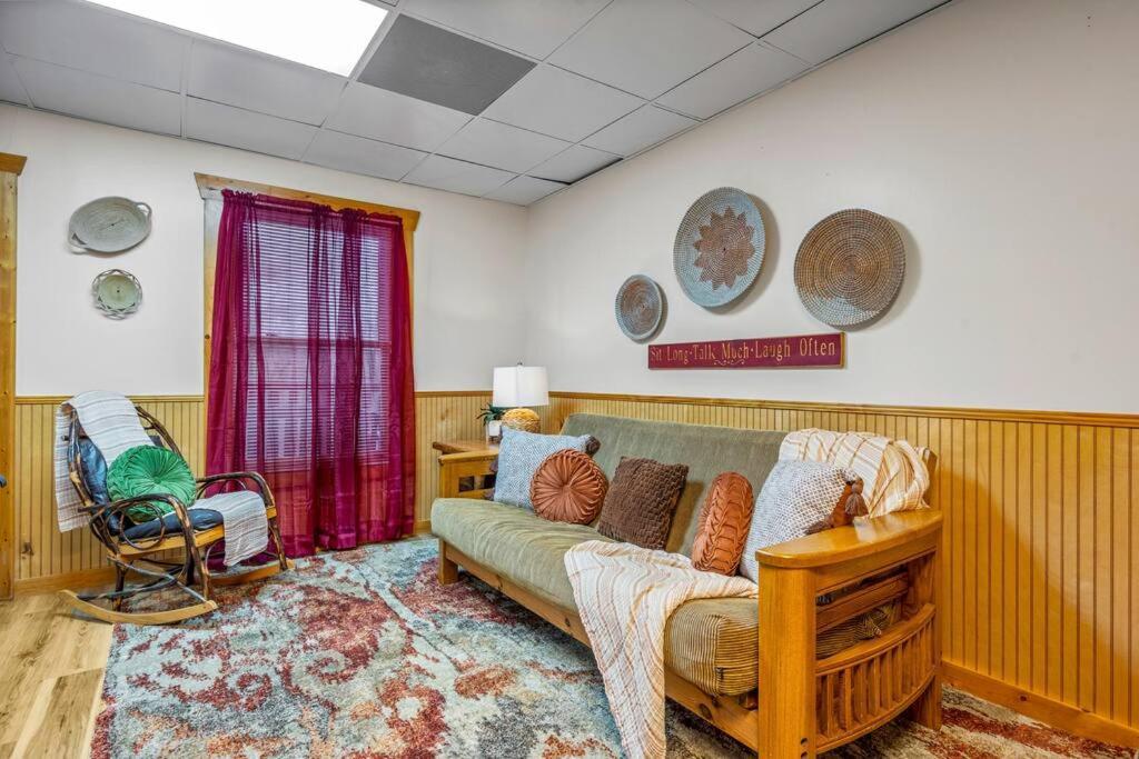 Ferienhaus Log Cabin, Hot Tub, Fireplace, Pool Table & Views! Sevierville