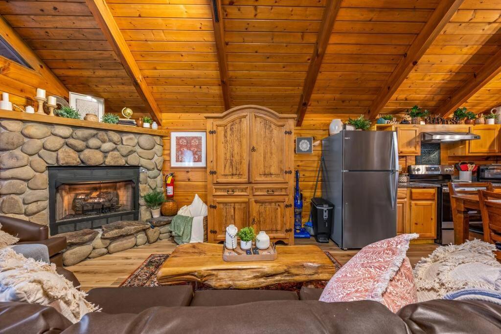 Log Cabin, Hot Tub, Fireplace, Pool Table & Views! Sevierville