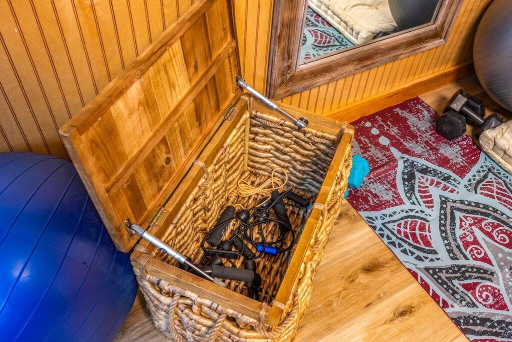 Hébergement de vacances Log Cabin, Hot Tub, Fireplace, Pool Table & Views!