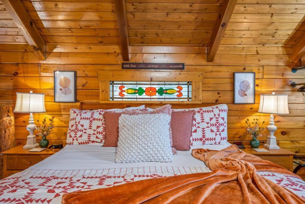 Log Cabin, Hot Tub, Fireplace, Pool Table & Views! Ferienhaus *