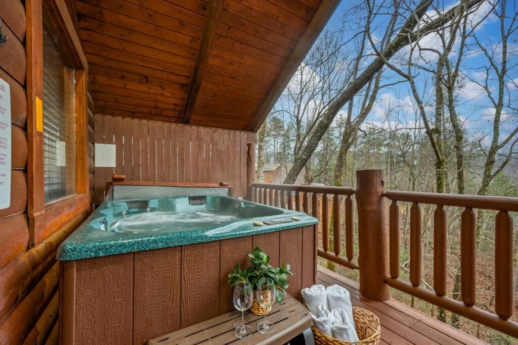 Log Cabin, Hot Tub, Fireplace, Pool Table & Views! Sevierville