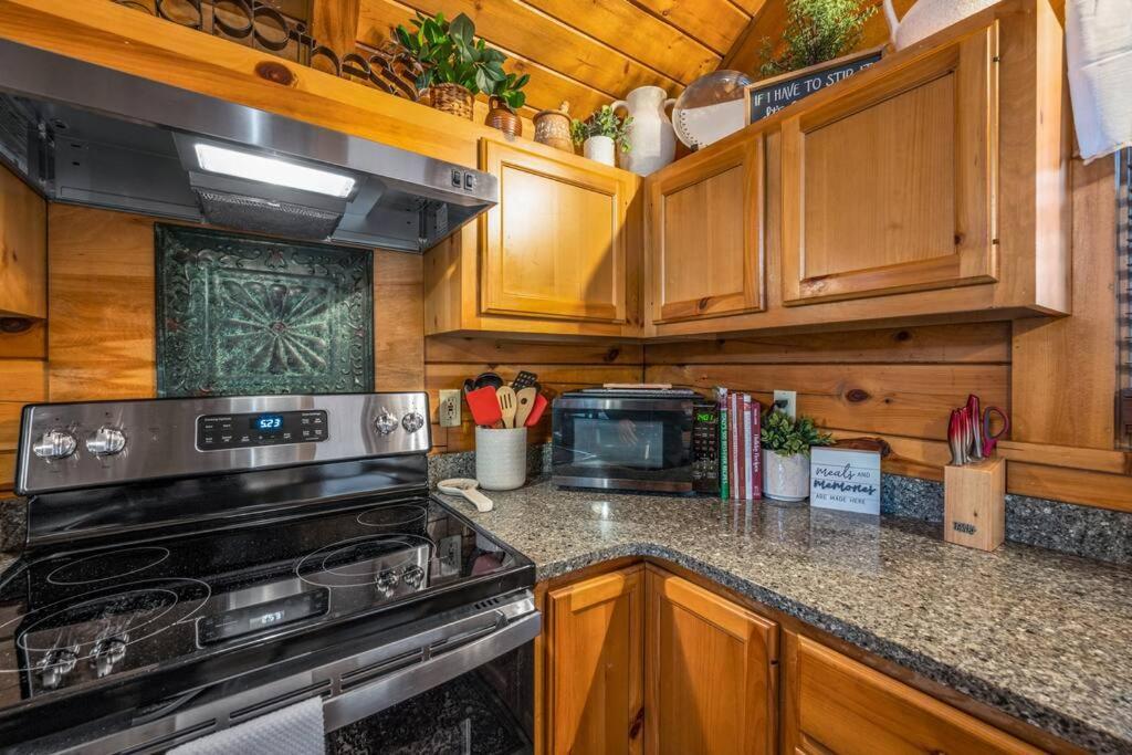 Log Cabin, Hot Tub, Fireplace, Pool Table & Views!