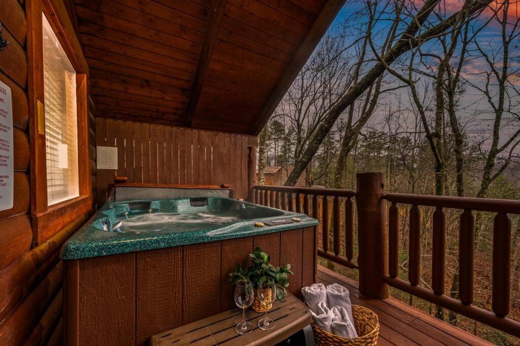Hébergement de vacances Log Cabin, Hot Tub, Fireplace, Pool Table & Views!