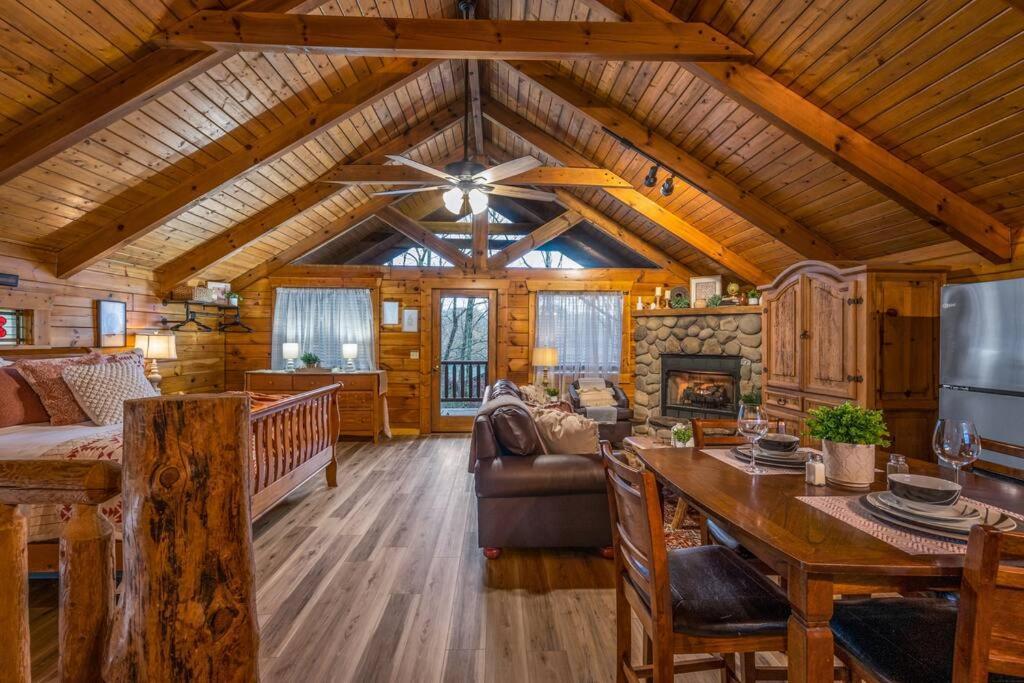 Log Cabin, Hot Tub, Fireplace, Pool Table & Views!