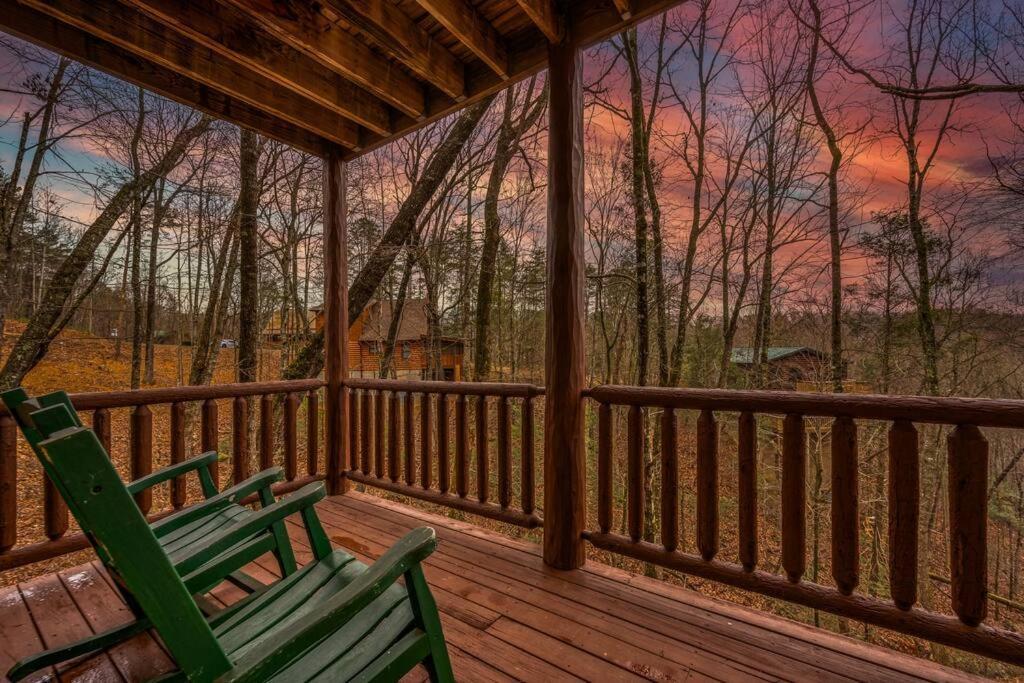Log Cabin, Hot Tub, Fireplace, Pool Table & Views! Hébergement de vacances Sevierville