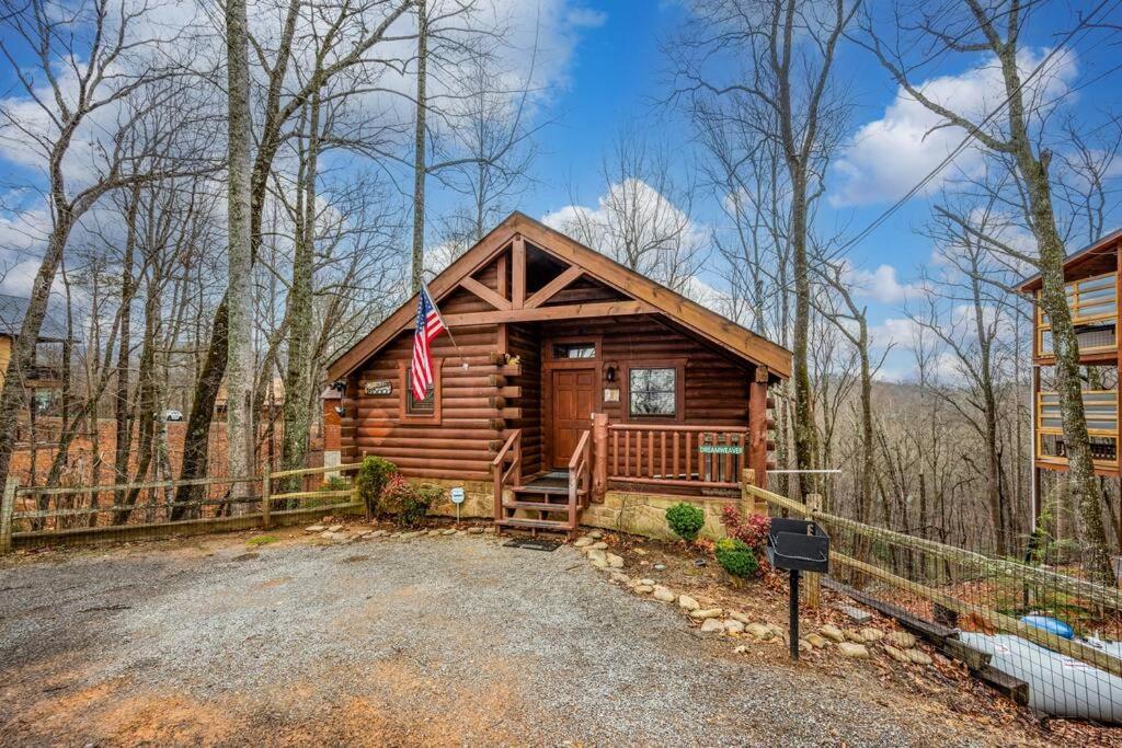 Log Cabin, Hot Tub, Fireplace, Pool Table & Views!