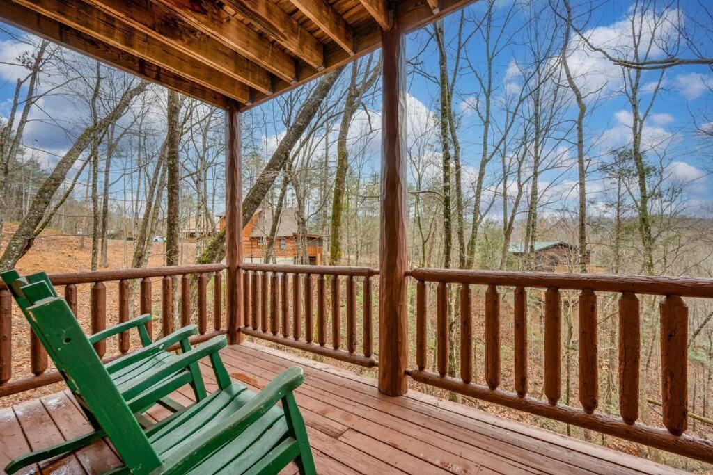 Log Cabin, Hot Tub, Fireplace, Pool Table & Views! *
