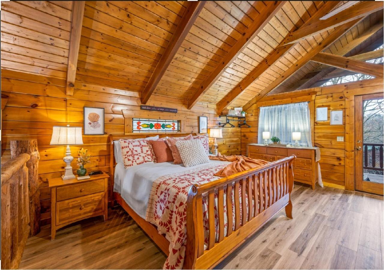 Hébergement de vacances Log Cabin, Hot Tub, Fireplace, Pool Table & Views! *